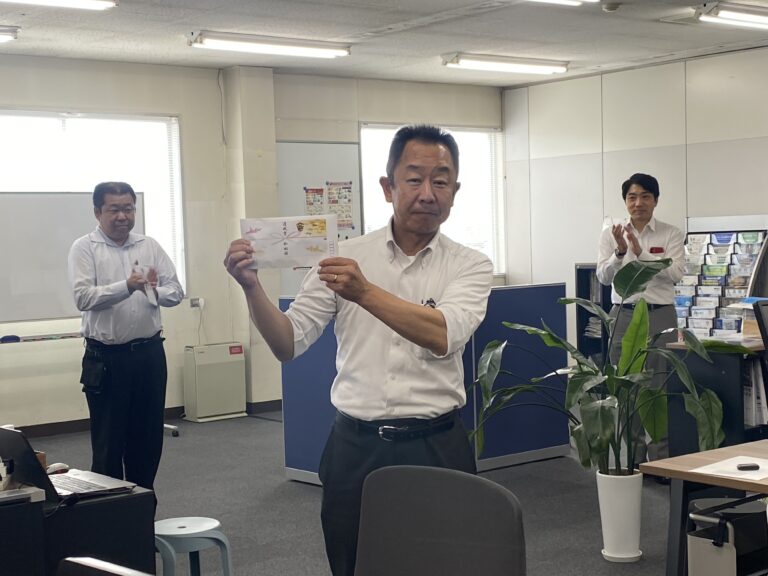 朝礼に響いた拍手が合図！努力がきちんと返ってくる職場へ